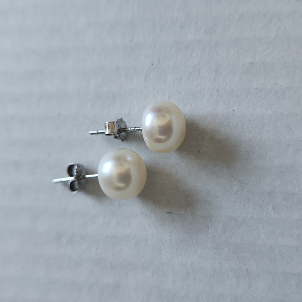 Classic  Faux pearl stud earrings